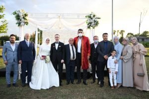 FATMA ILE EMRE DUNYA EVINE GIRDI 1