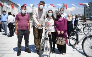 KOCAMAN BASARILI OGRENCILERE BISIKLET DAGITTI 11