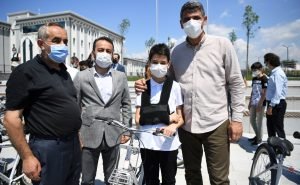 KOCAMAN BASARILI OGRENCILERE BISIKLET DAGITTI 12