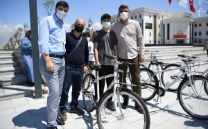 KOCAMAN BASARILI OGRENCILERE BISIKLET DAGITTI 4