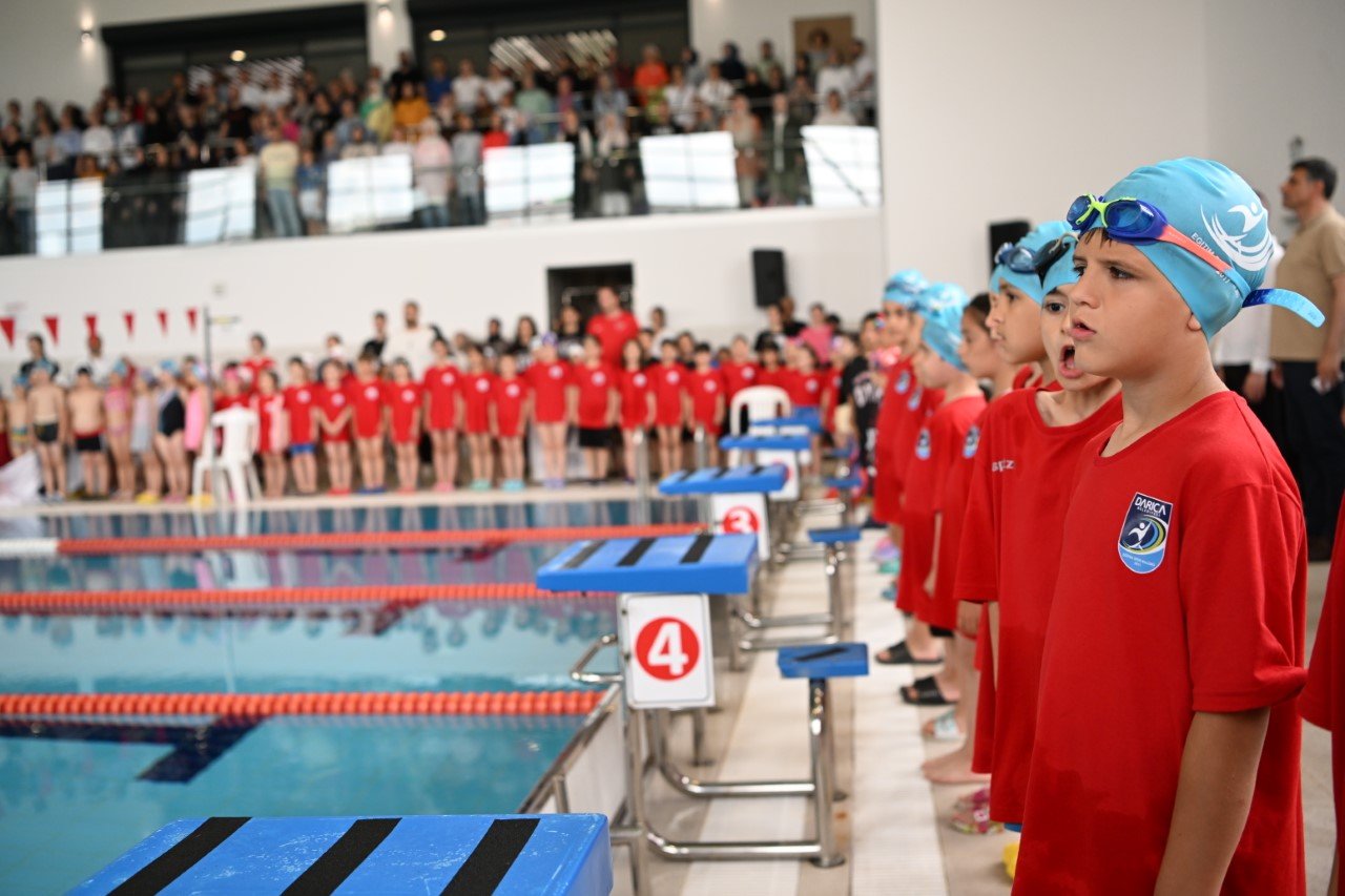 KARTEPEDE 245 MINIK YUZUCU MUCADELE ETTI 10