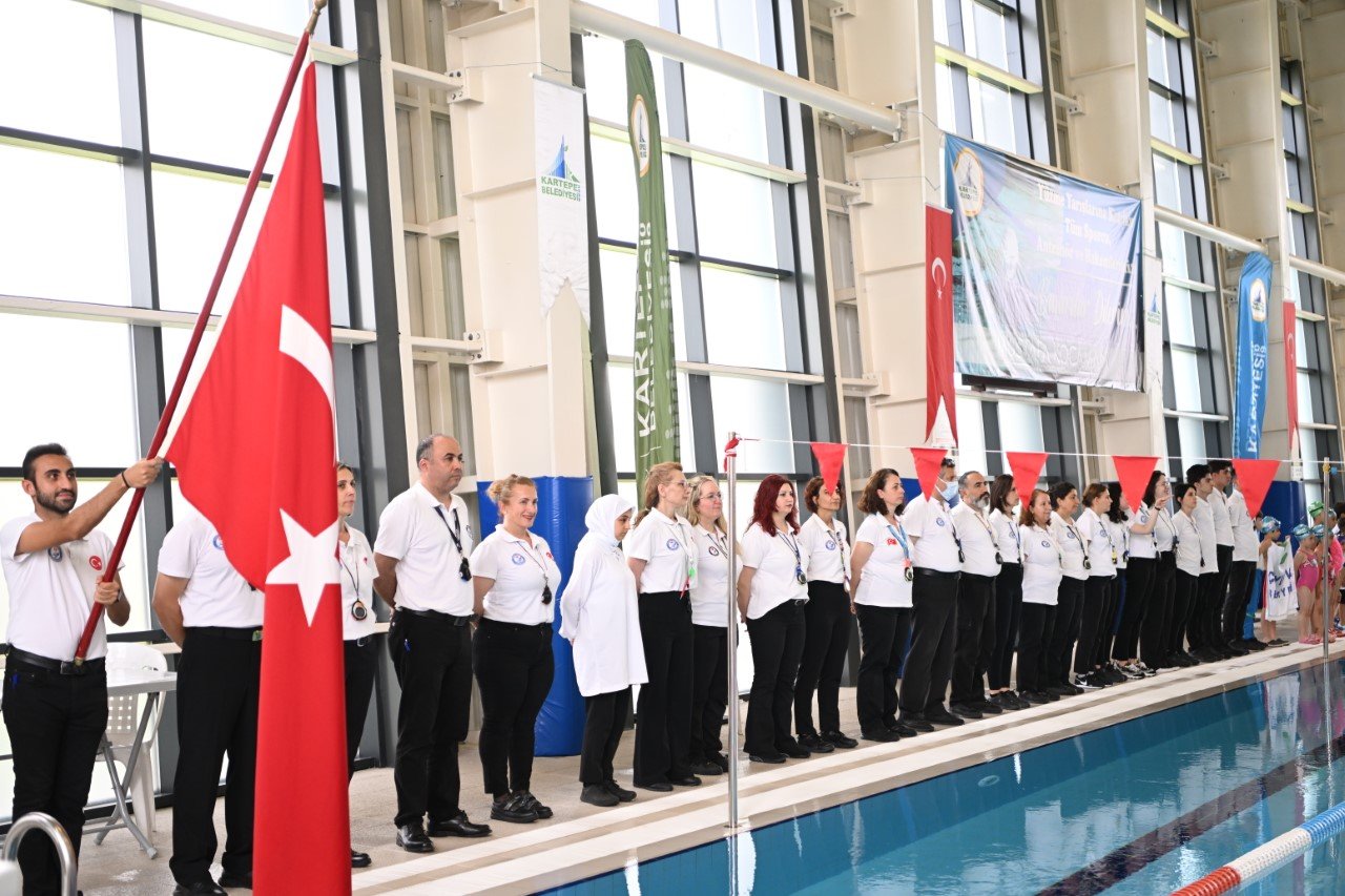 KARTEPEDE 245 MINIK YUZUCU MUCADELE ETTI 11