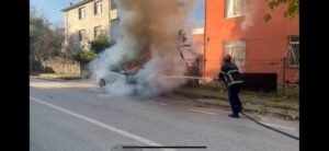 Alev alan otomobili Buyuksehir itfaiyesi sondurdu 1 Large