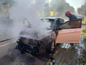 Alev alan otomobili Buyuksehir itfaiyesi sondurdu 2 Large