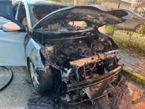 Alev alan otomobili Buyuksehir itfaiyesi sondurdu 3 Large