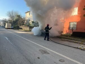 Alev alan otomobili Buyuksehir itfaiyesi sondurdu 4 Large