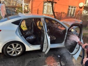 Alev alan otomobili Buyuksehir itfaiyesi sondurdu 6 Large