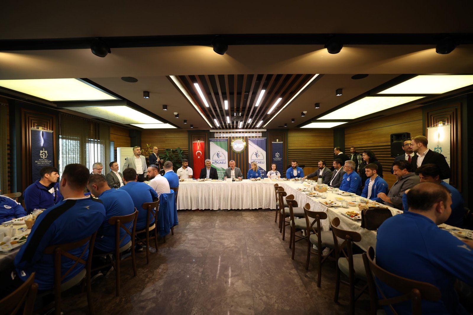 Baskan Buyukakin Kagitsporun sampiyonlarla bulustu 1