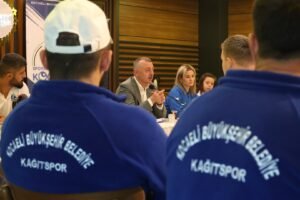 Baskan Buyukakin Kagitsporun sampiyonlarla bulustu 3