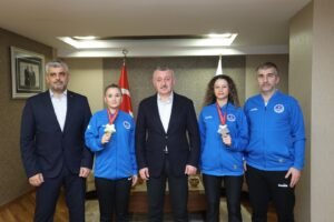 Baskan Buyukakin Sampiyon Kardesler Ile Bulustu 5 Large