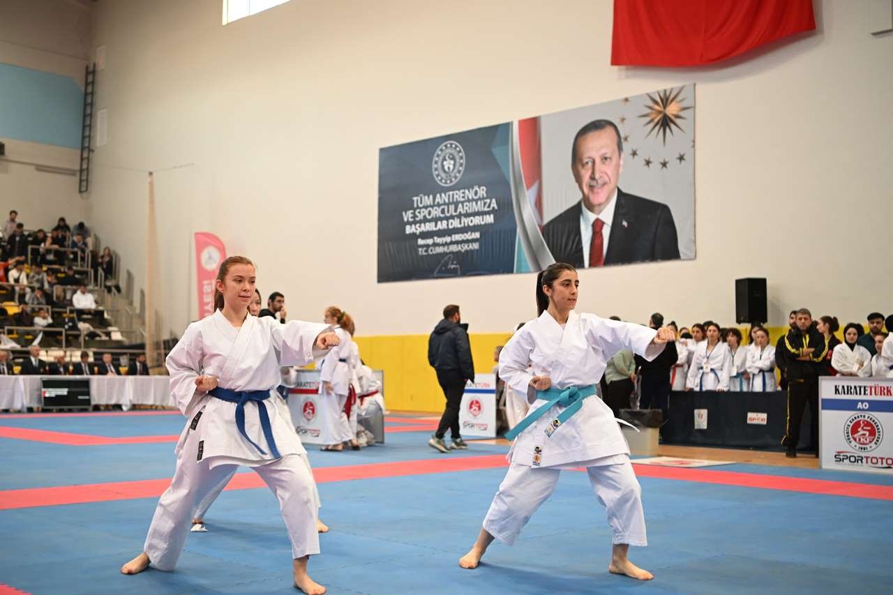 TURKIYE KARATE SAMPIYONASI KARTEPEDE BASLADI 1