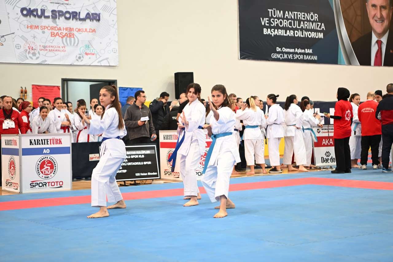 TURKIYE KARATE SAMPIYONASI KARTEPEDE BASLADI 8
