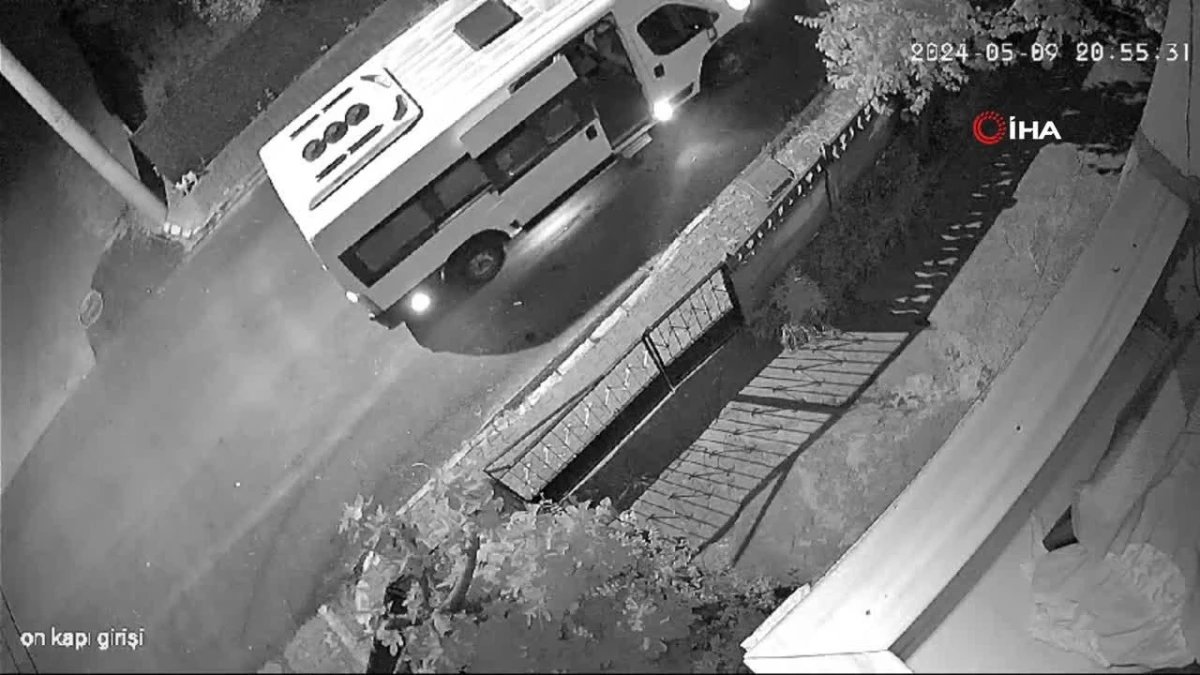 servis araci ile apartmanin onunden cop bidonu caldilar o anlar kamerada 0 UHPQTpVW