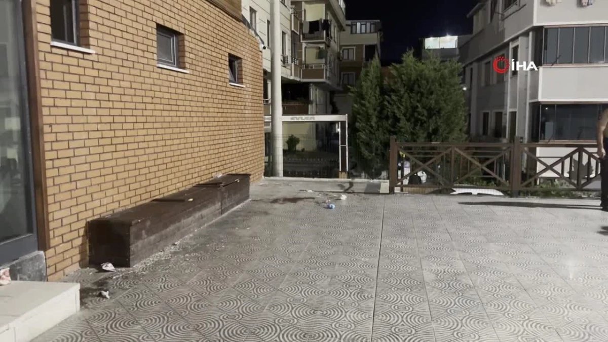 parkta tartistigi 2 kisiyi bicakladi kacarken yakalandi 0 NMD7ITTK