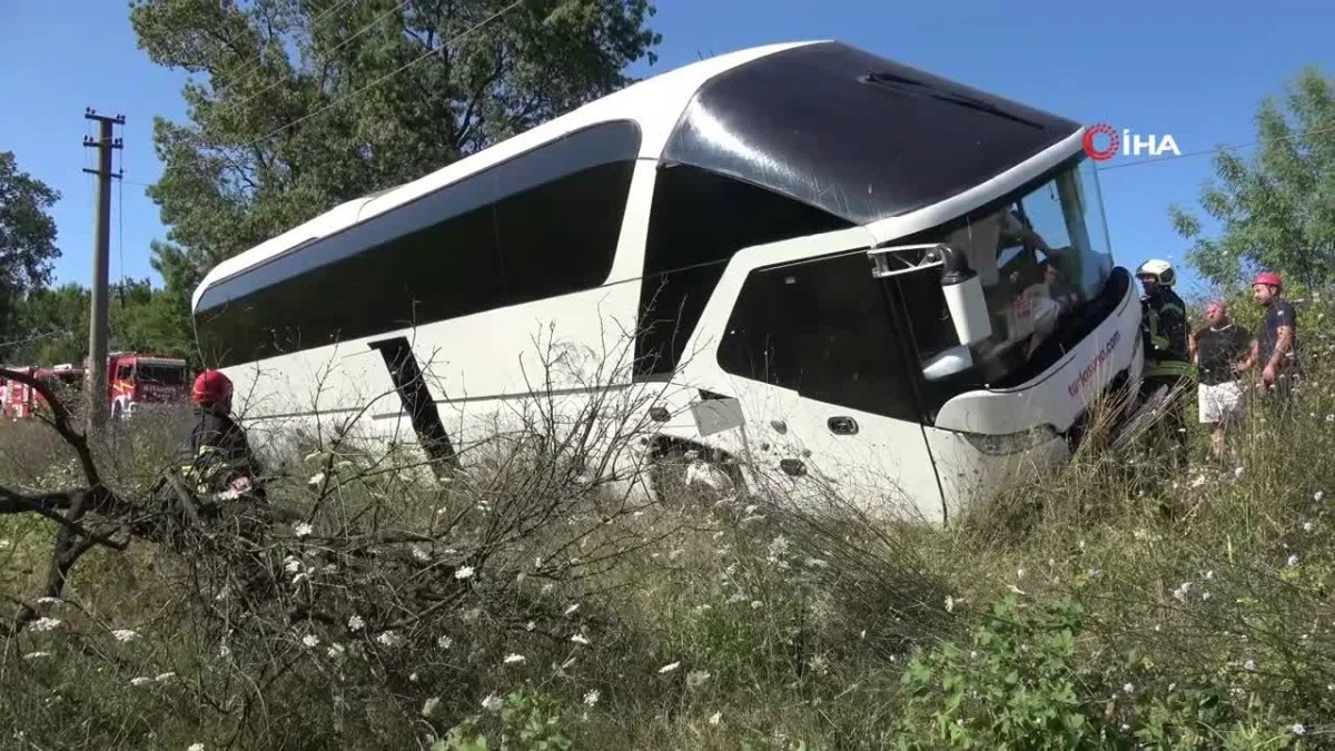tur otobusu yan yatti 43 kisi bir saatte kurtarildi 0 bSL7FZZ2